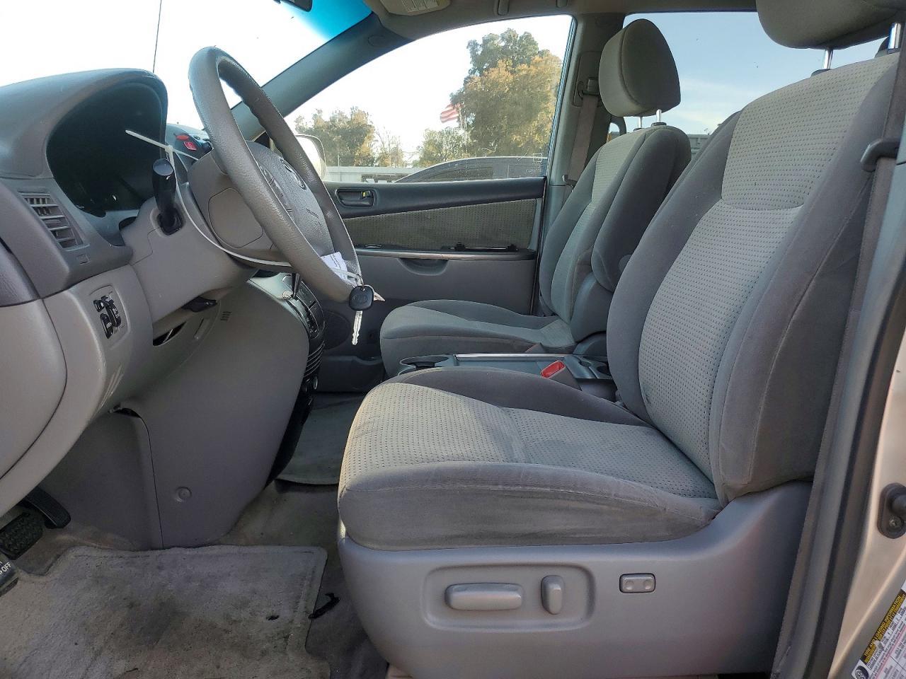 2010 TOYOTA SIENNA