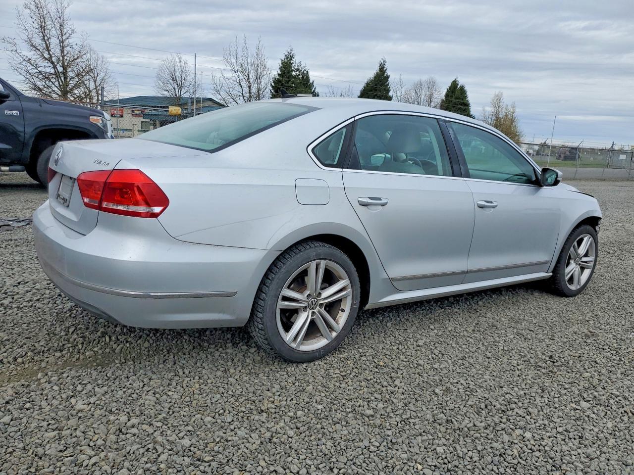 2013 VOLKSWAGEN Passat