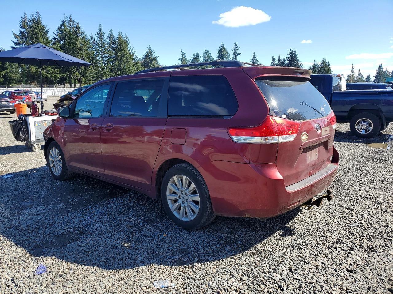 2012 TOYOTA SIENNA