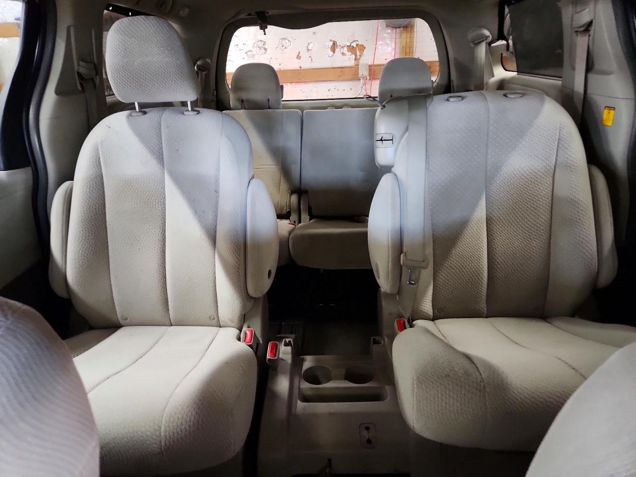 2011 TOYOTA SIENNA