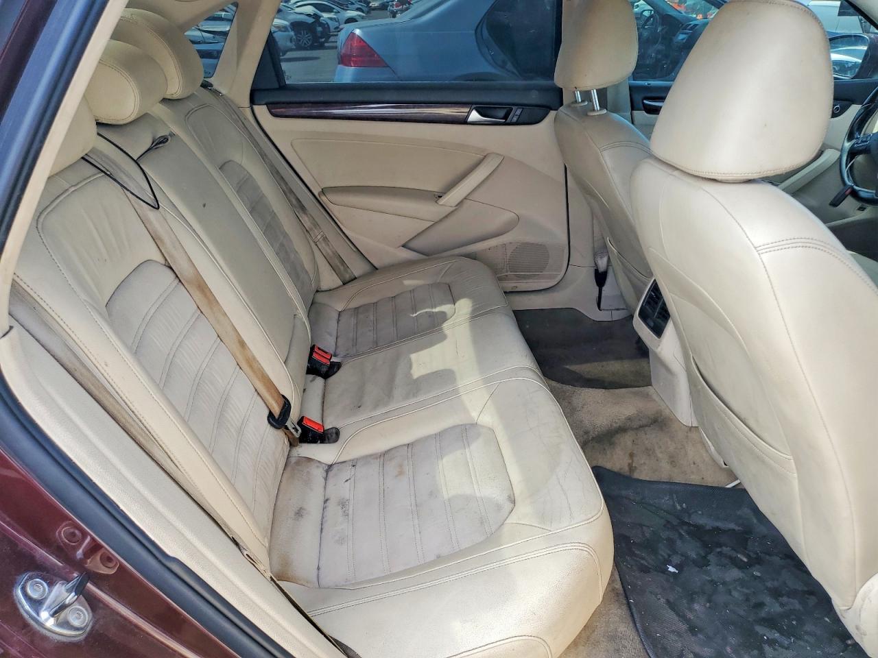 2013 VOLKSWAGEN Passat