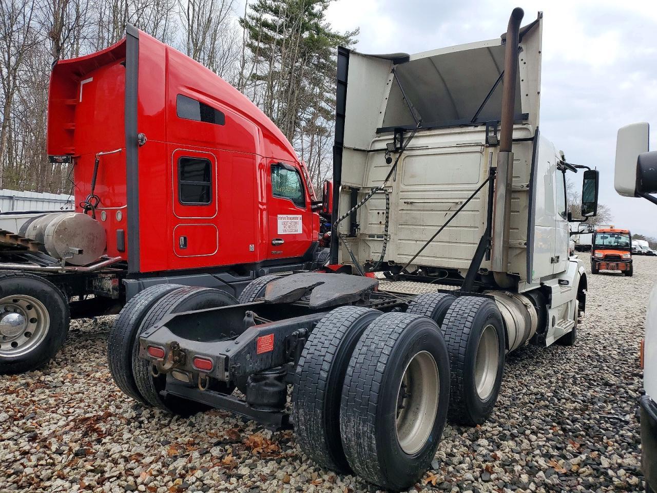 2015 VOLVO VNL