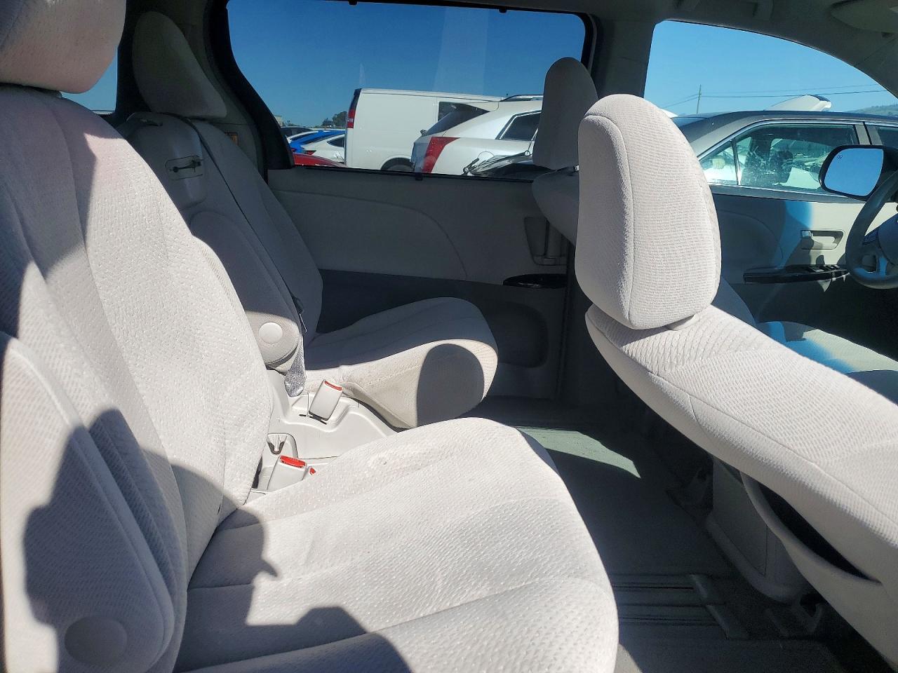 2011 TOYOTA SIENNA