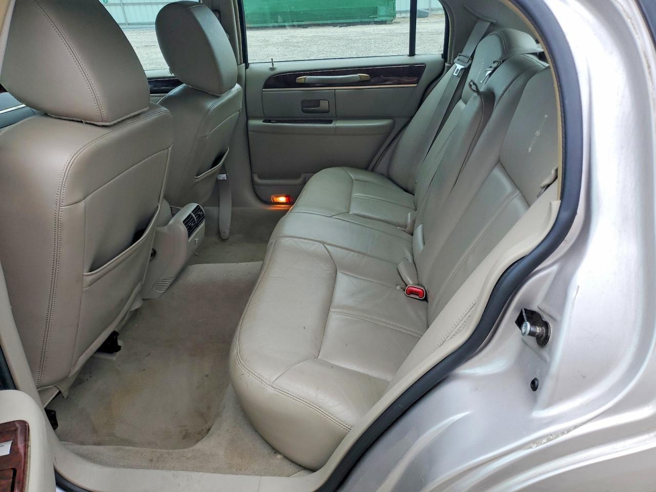 2011 LINCOLN Town Car