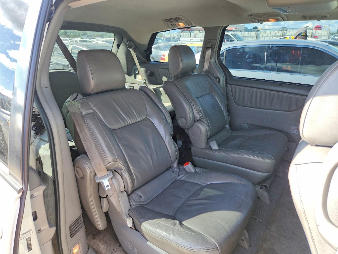 2010 TOYOTA SIENNA