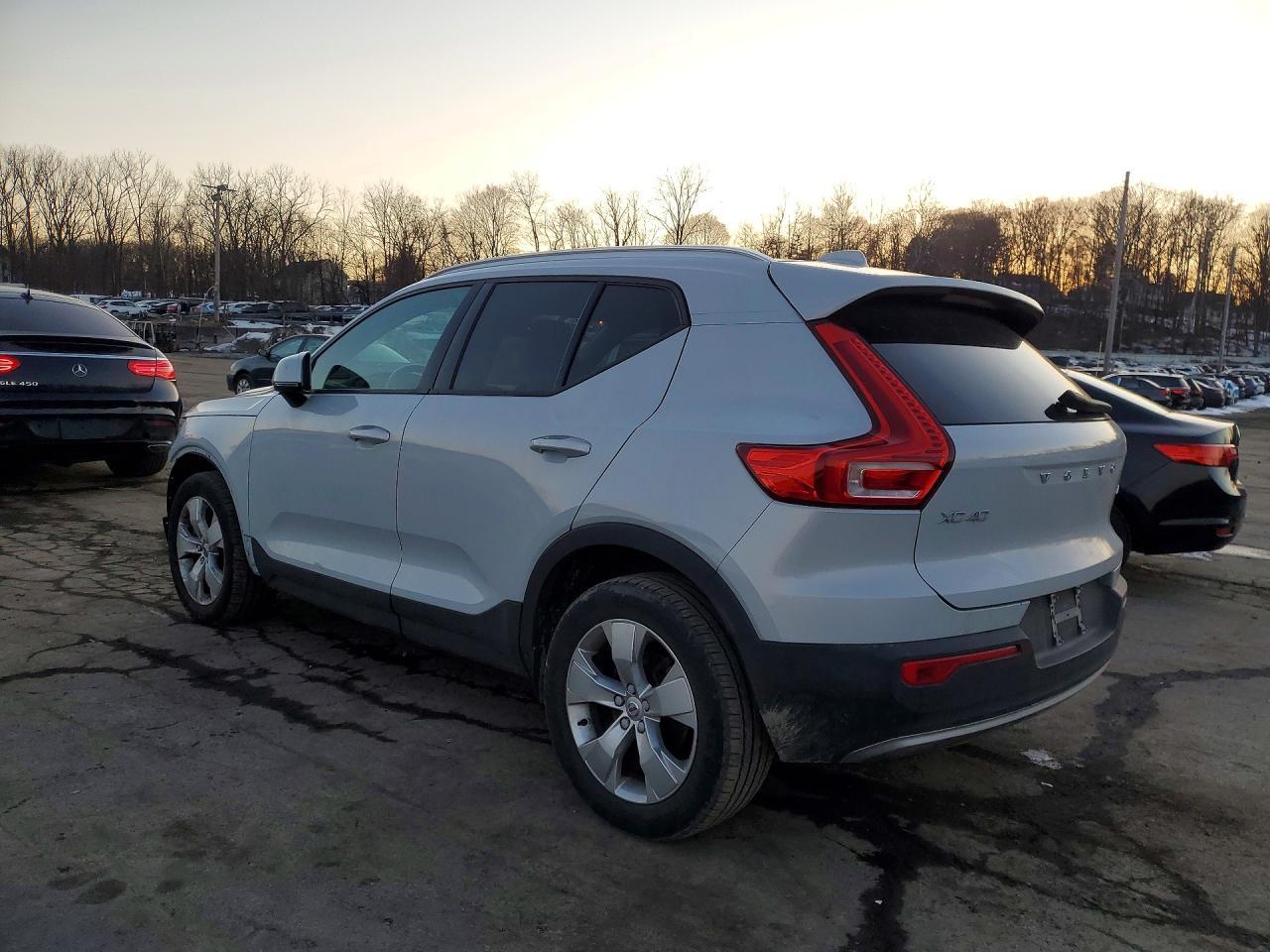 2021 VOLVO XC40