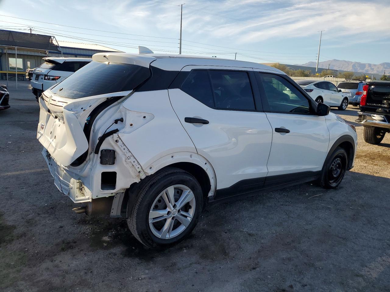2024 NISSAN KICKS