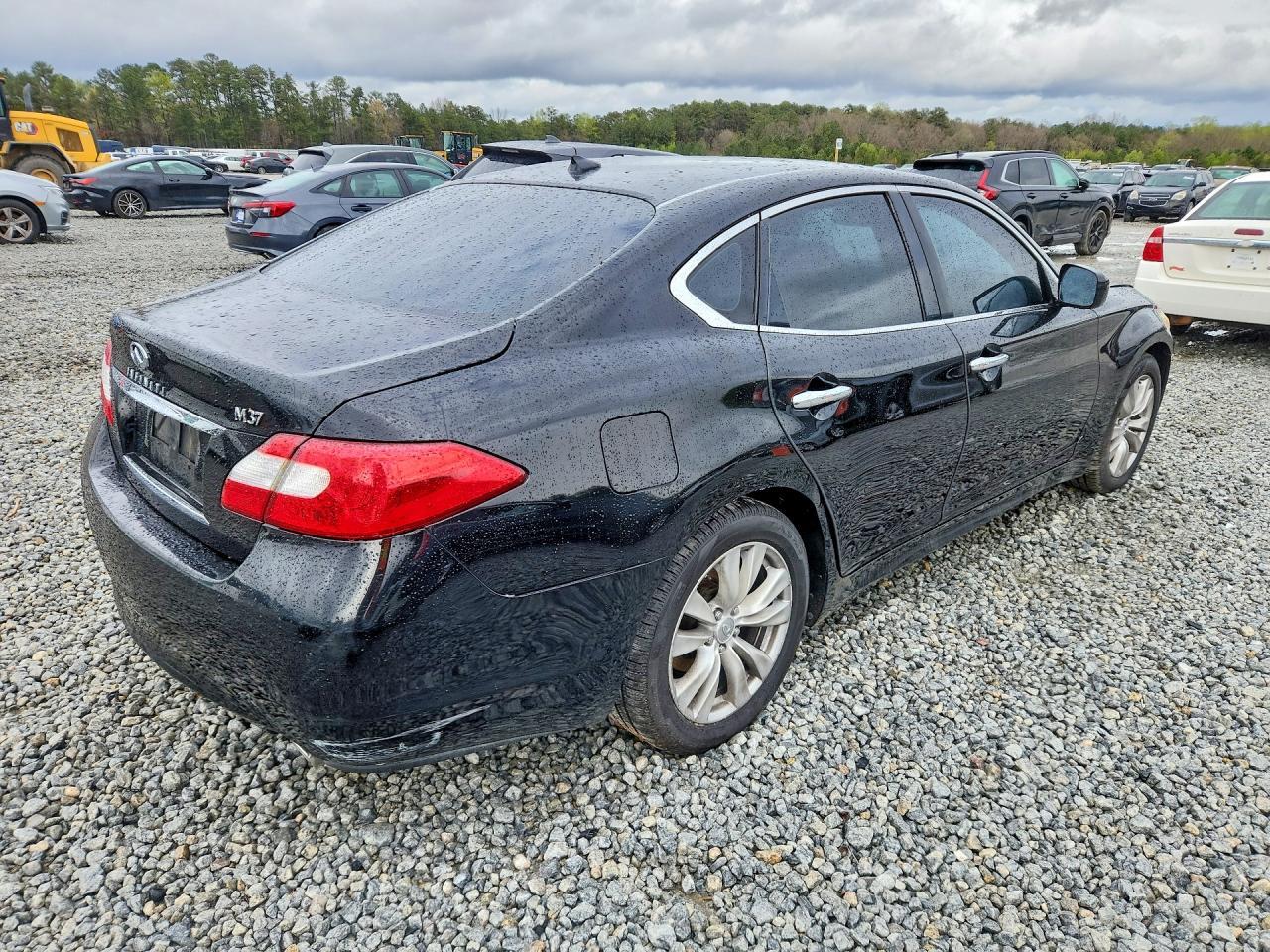 2011 INFINITI M37