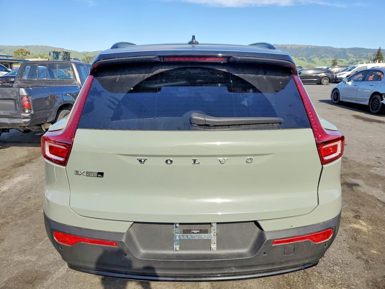 2025 VOLVO Ex40