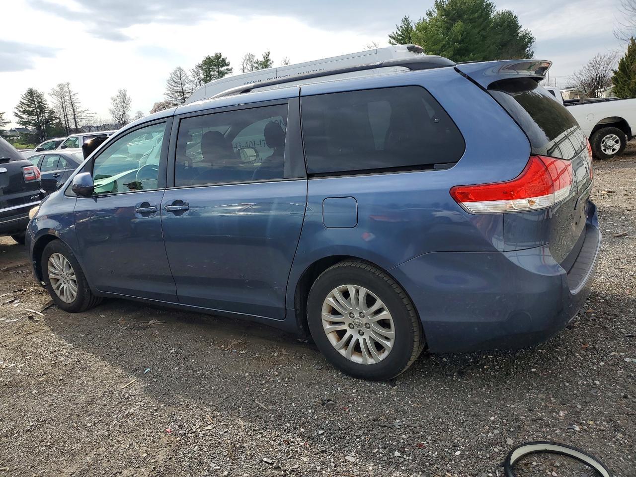 2013 TOYOTA SIENNA