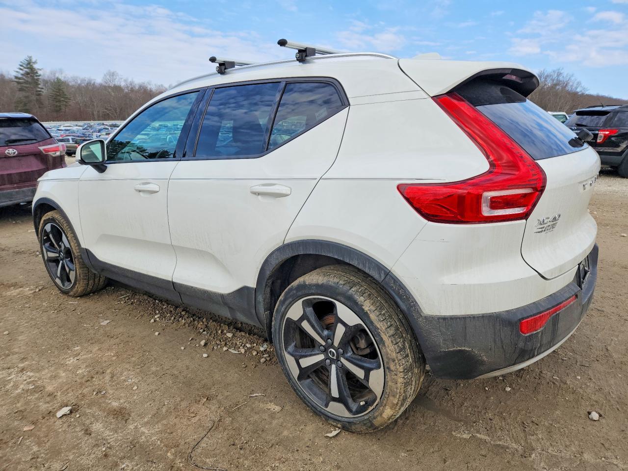2020 VOLVO XC40