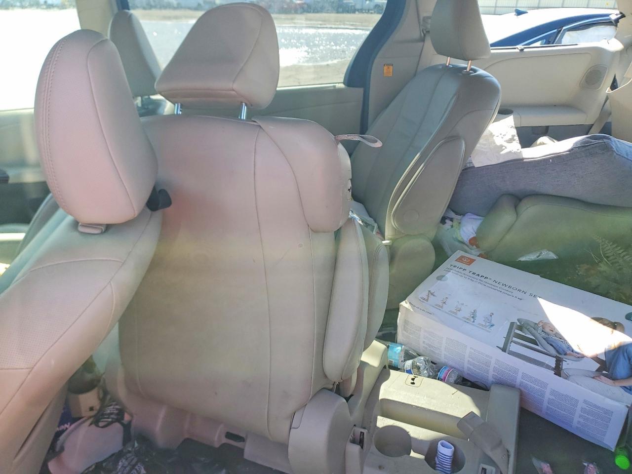 2011 TOYOTA SIENNA