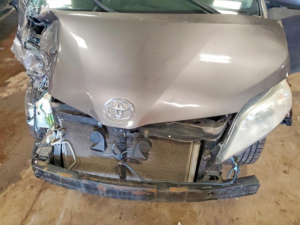 2011 TOYOTA SIENNA