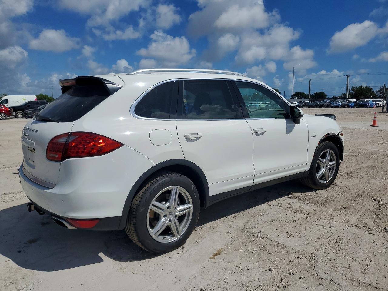 2013 PORSCHE CAYENNE