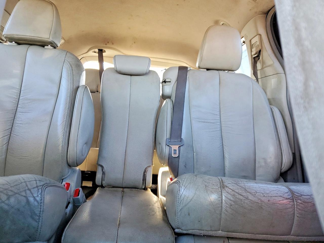 2011 TOYOTA SIENNA