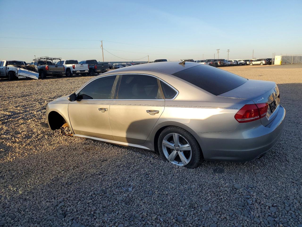 2012 VOLKSWAGEN Passat