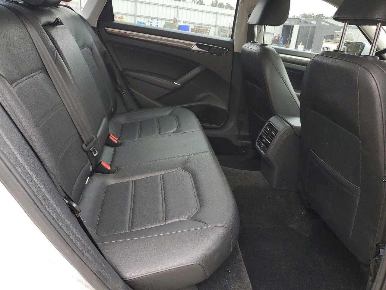 2016 VOLKSWAGEN Passat