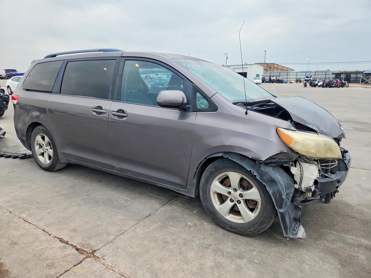 2012 TOYOTA SIENNA