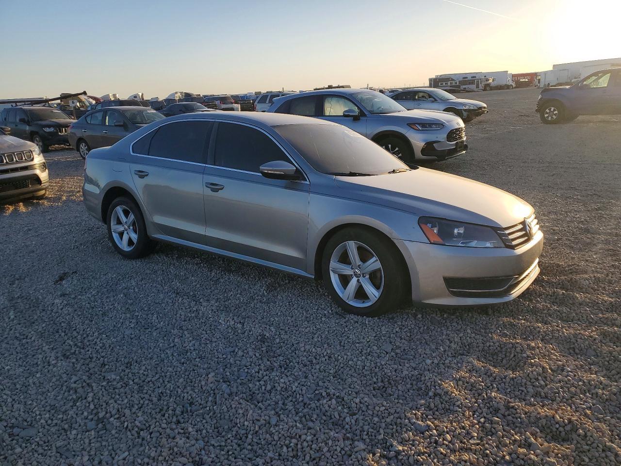 2012 VOLKSWAGEN Passat