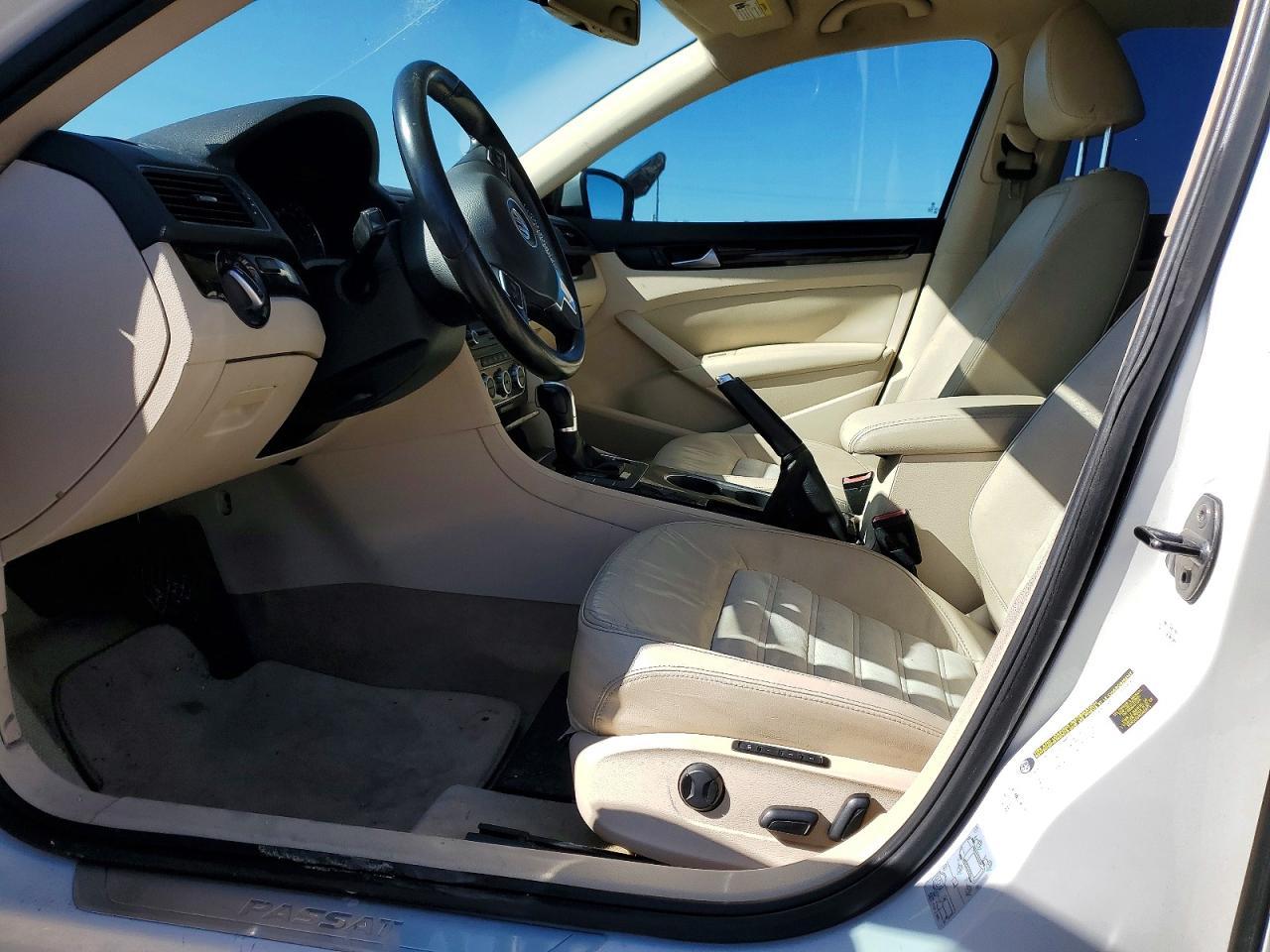2014 VOLKSWAGEN Passat