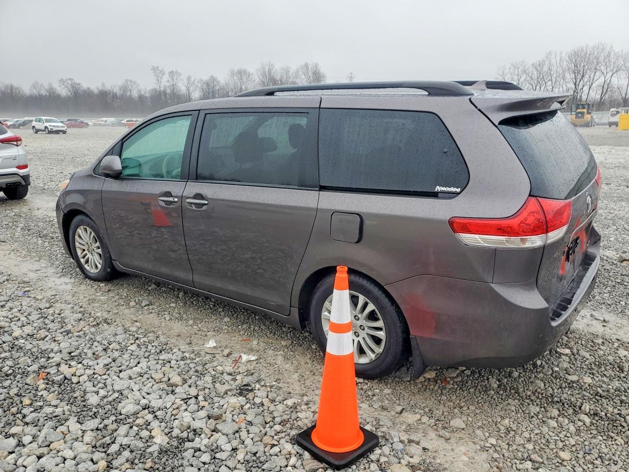 2011 TOYOTA SIENNA