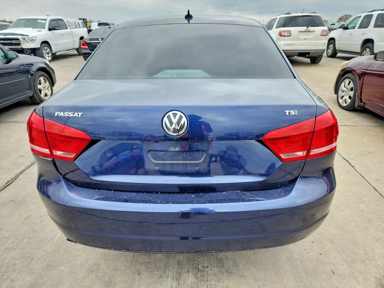2014 VOLKSWAGEN Passat