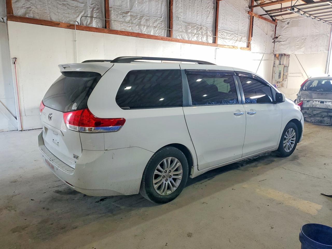 2011 TOYOTA SIENNA