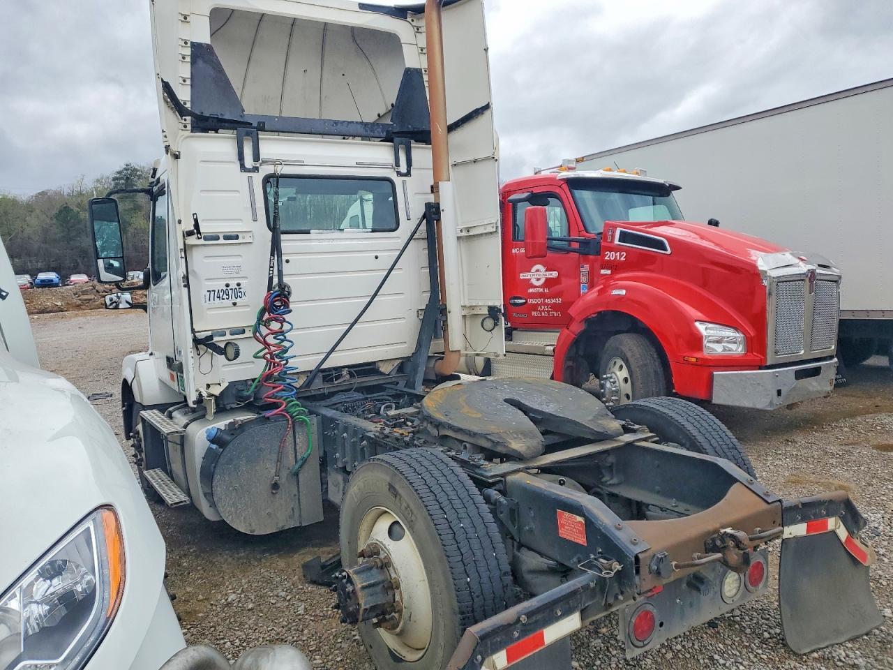 2015 VOLVO VNL