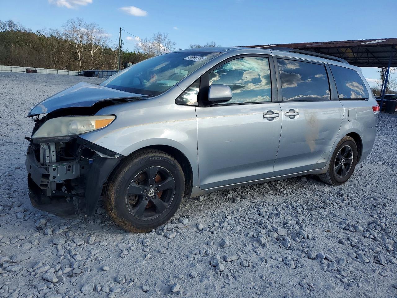 2011 TOYOTA SIENNA
