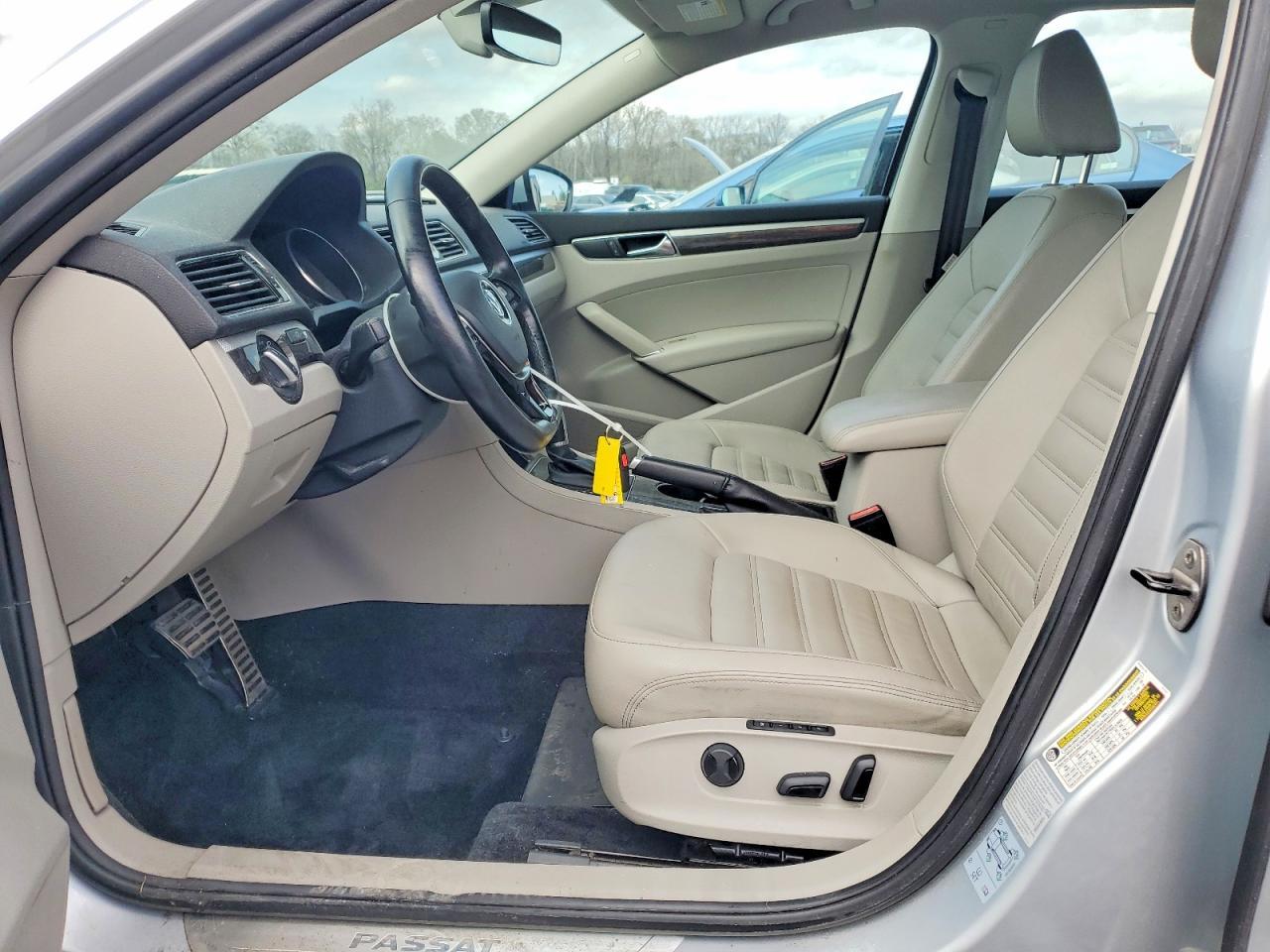 2017 VOLKSWAGEN Passat