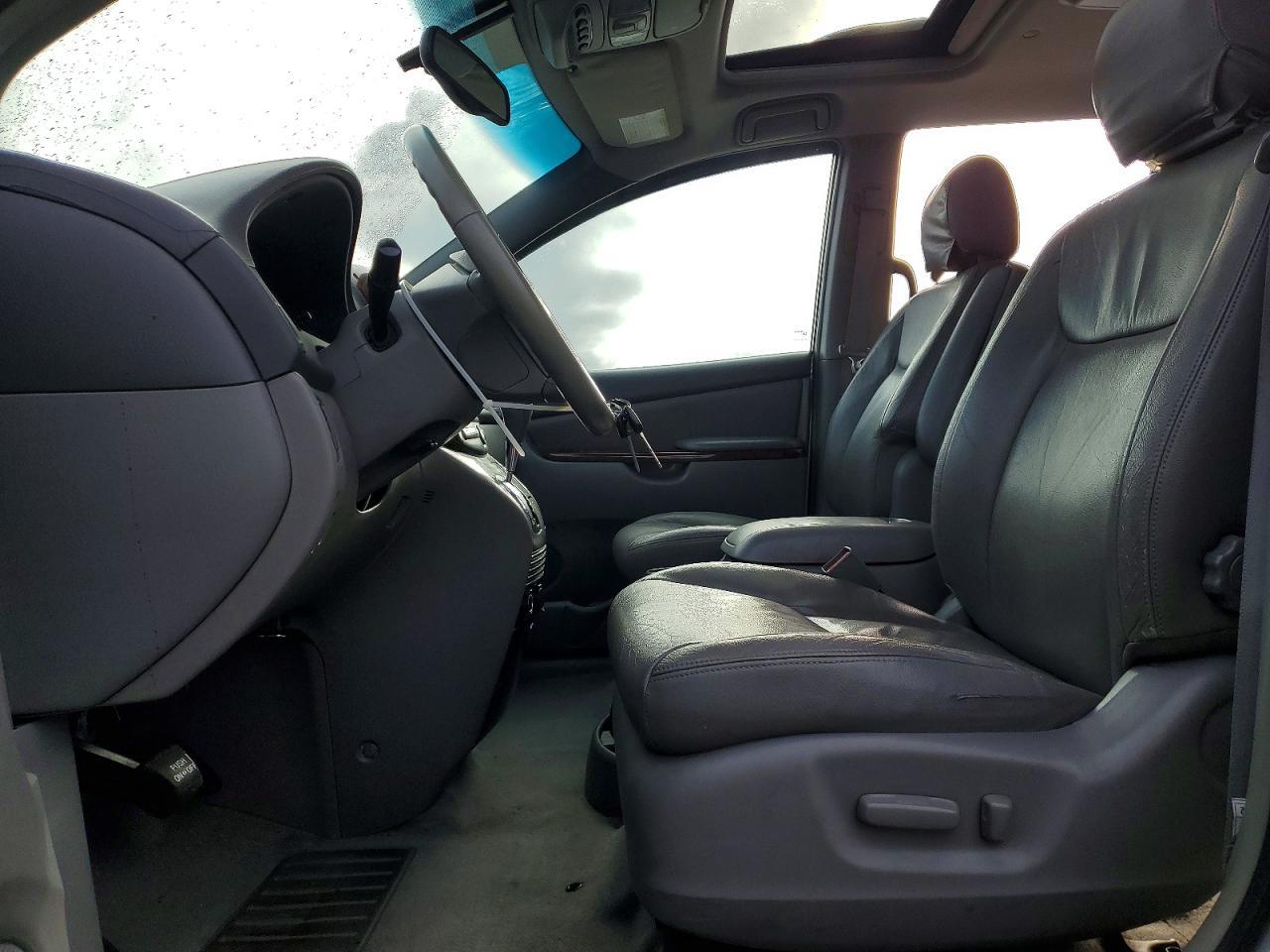 2004 TOYOTA SIENNA