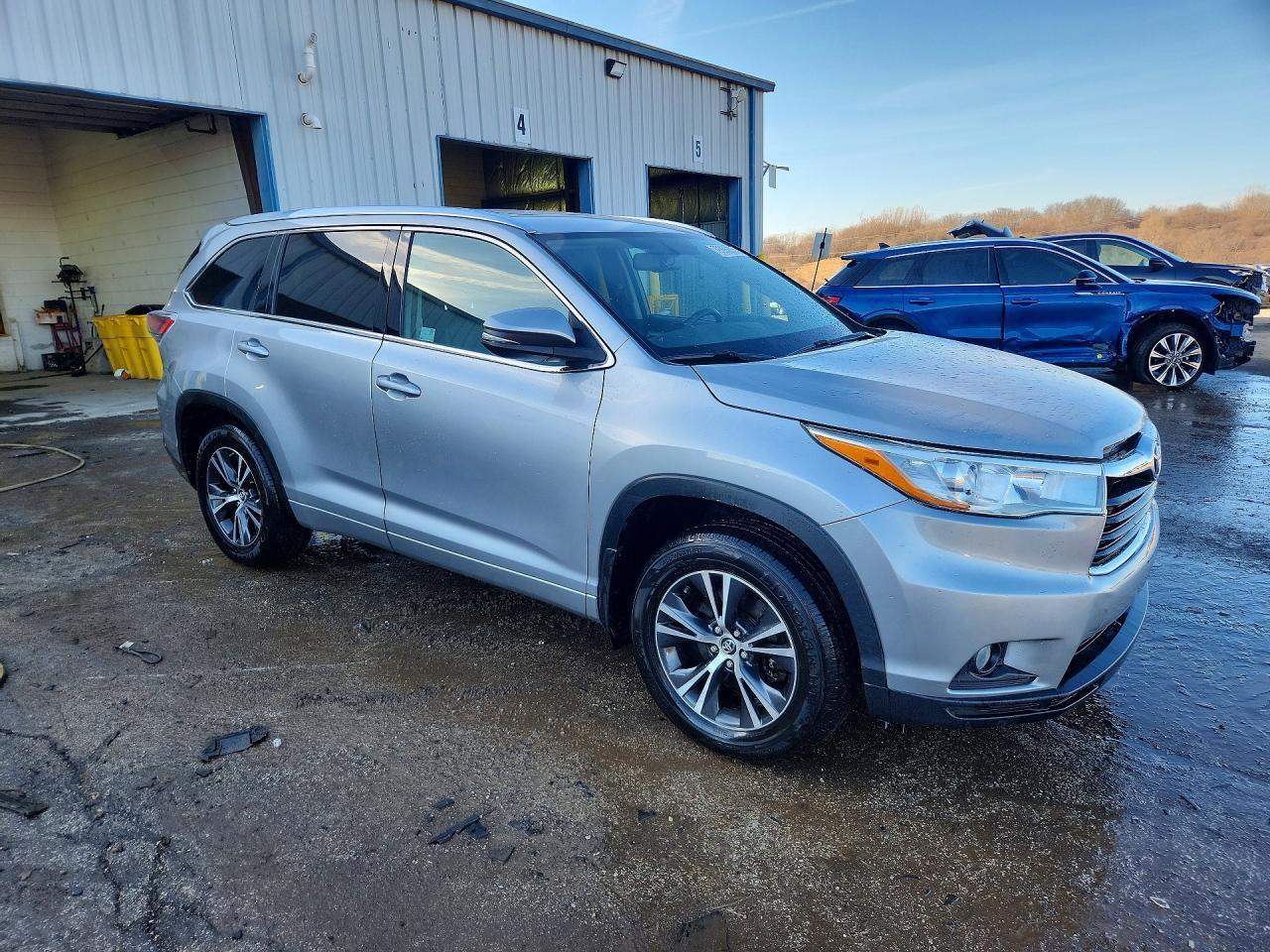 2016 TOYOTA HIGHLANDER