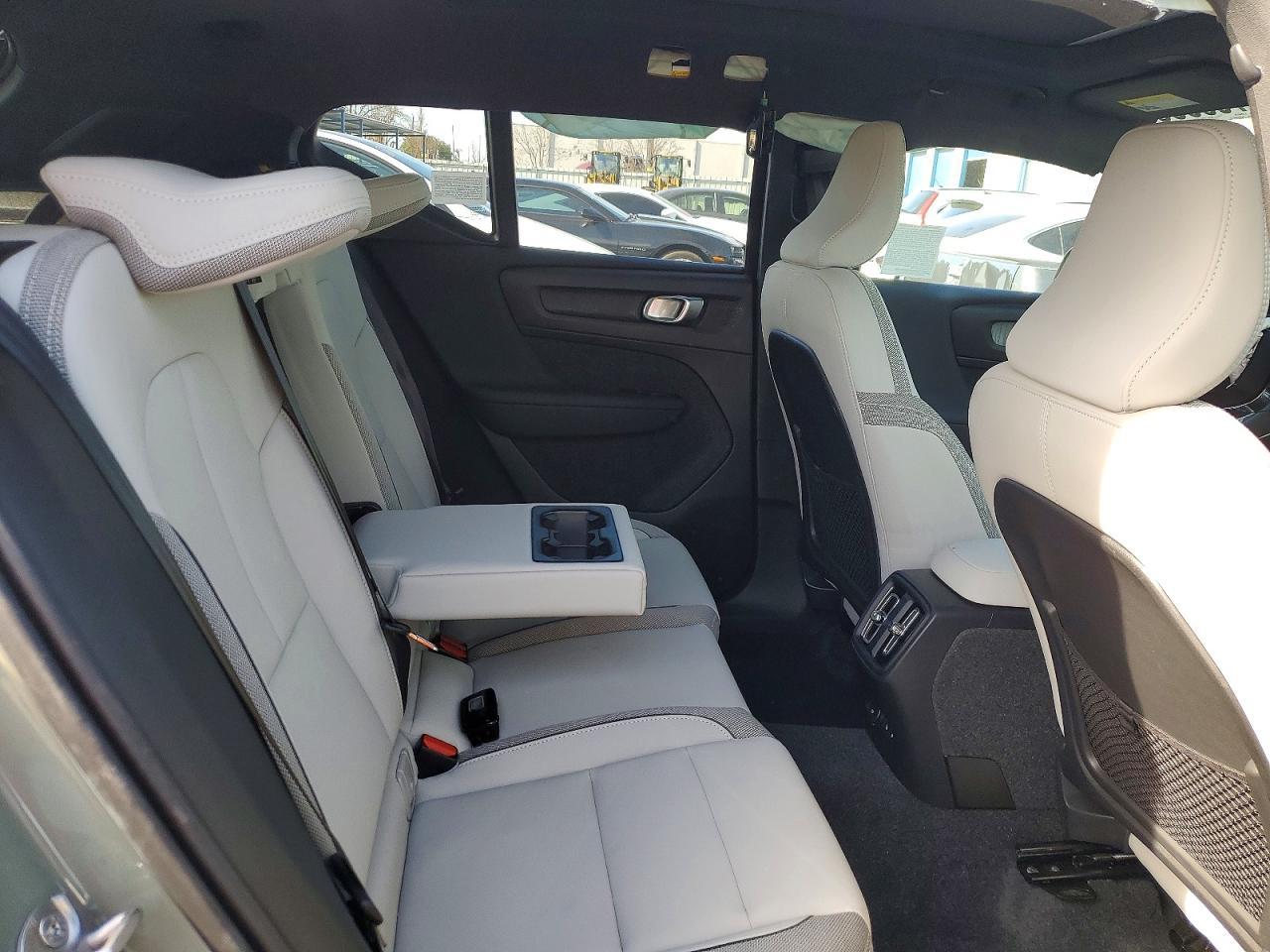 2025 VOLVO Ex40