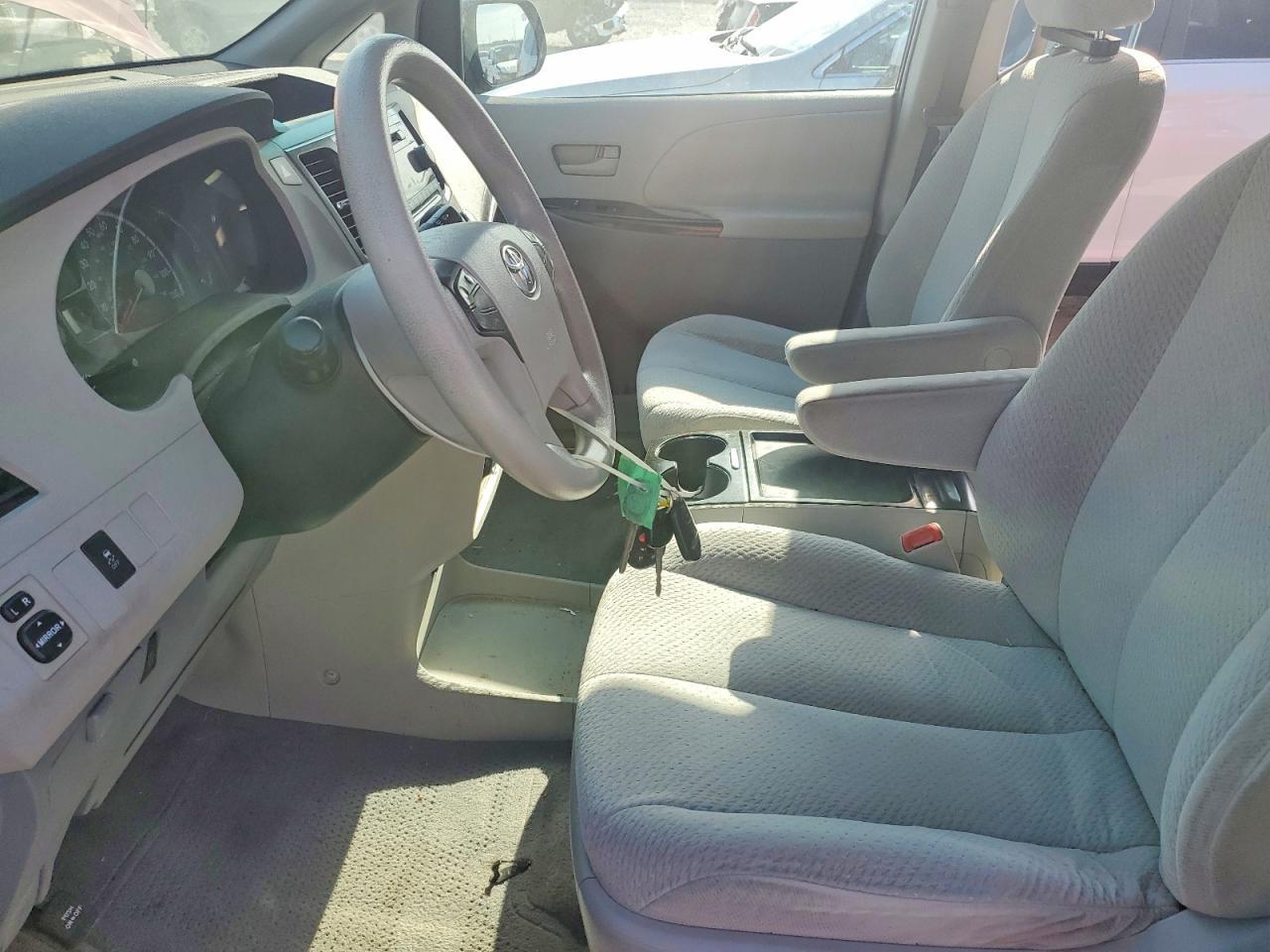 2011 TOYOTA SIENNA