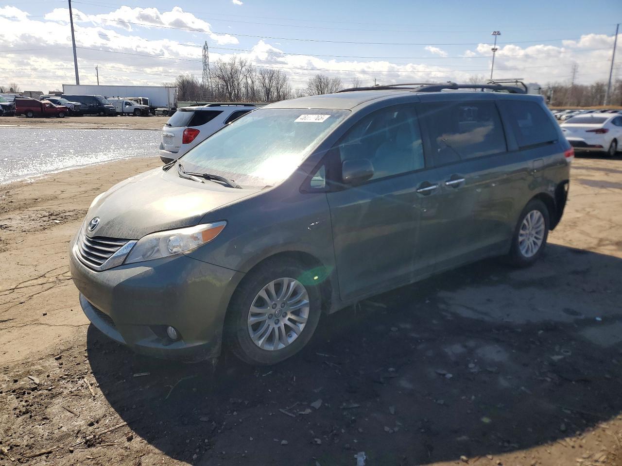 2011 TOYOTA SIENNA