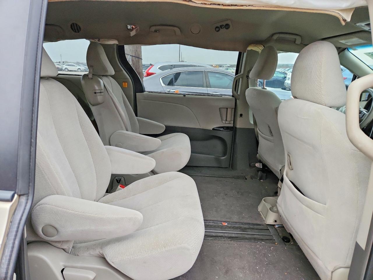 2011 TOYOTA SIENNA