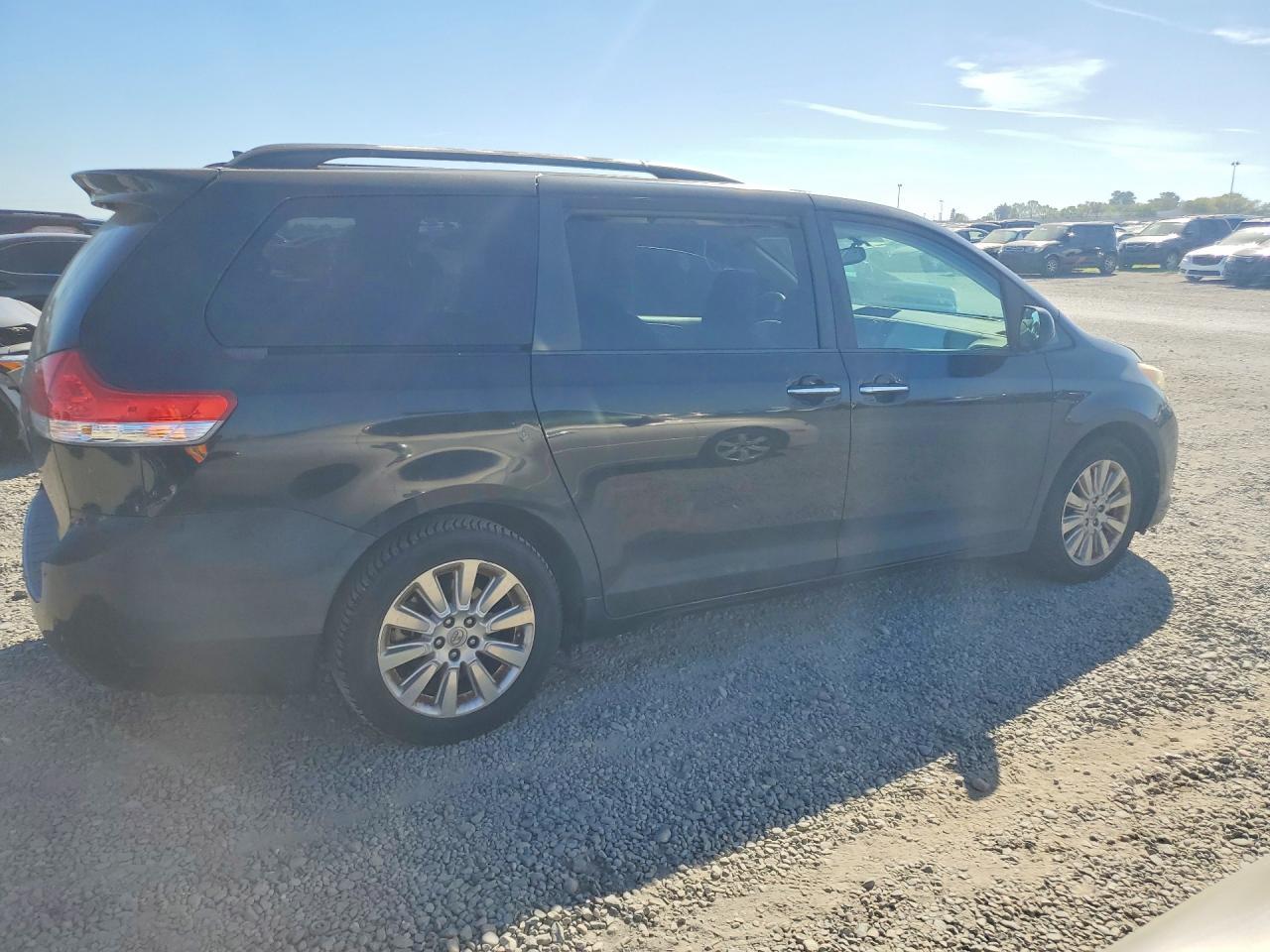2011 TOYOTA SIENNA