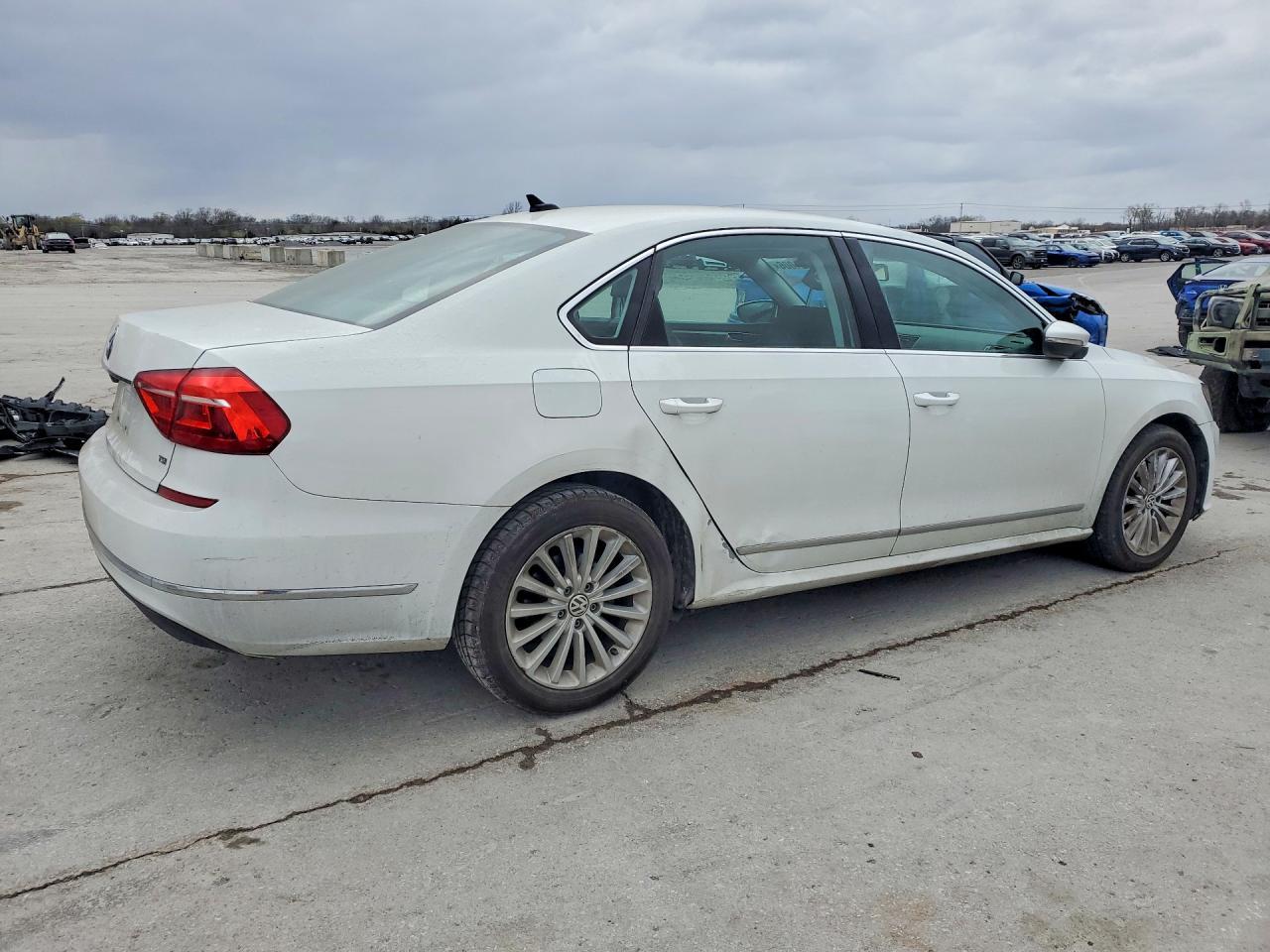 2016 VOLKSWAGEN Passat