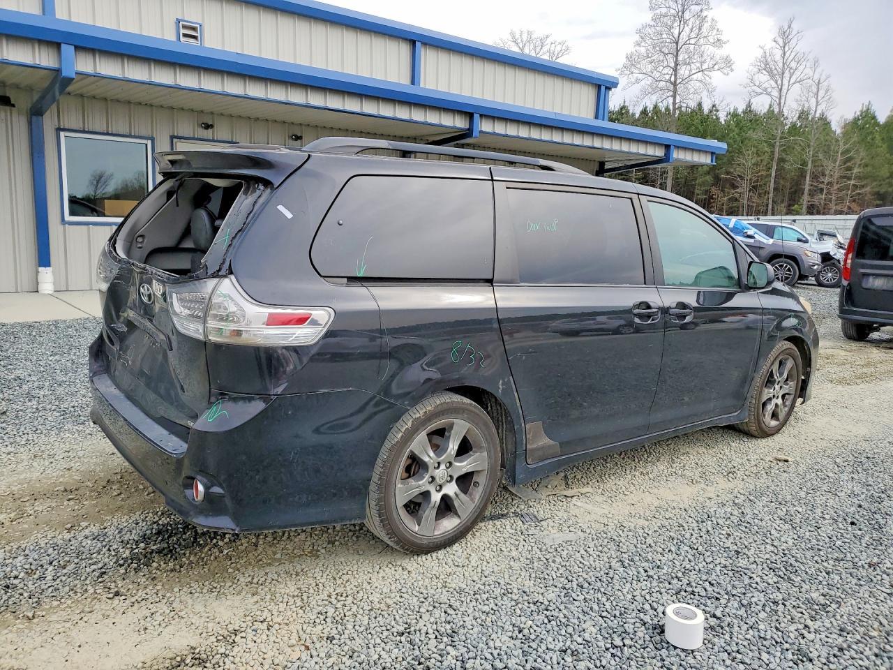 2011 TOYOTA SIENNA