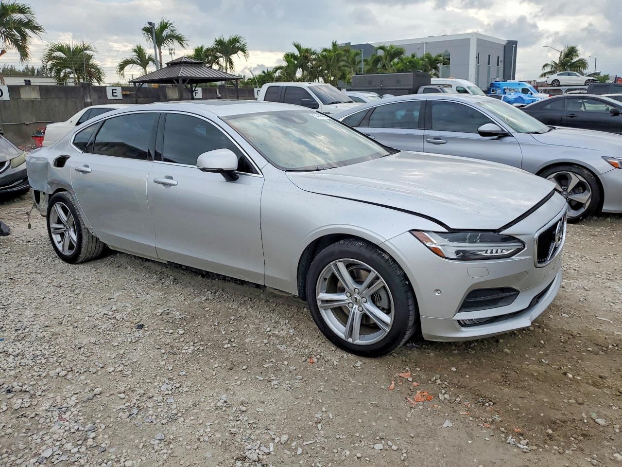 2018 VOLVO S90