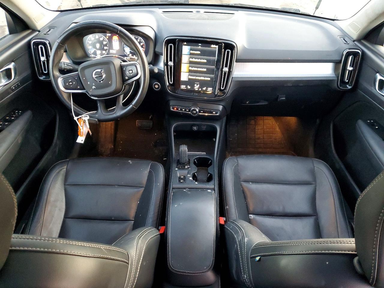 2021 VOLVO XC40