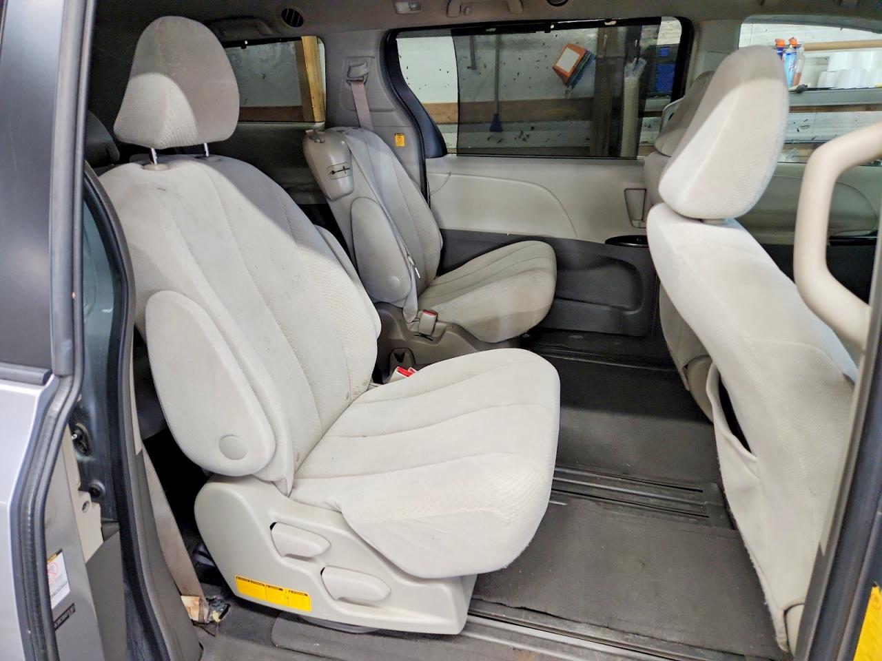 2011 TOYOTA SIENNA