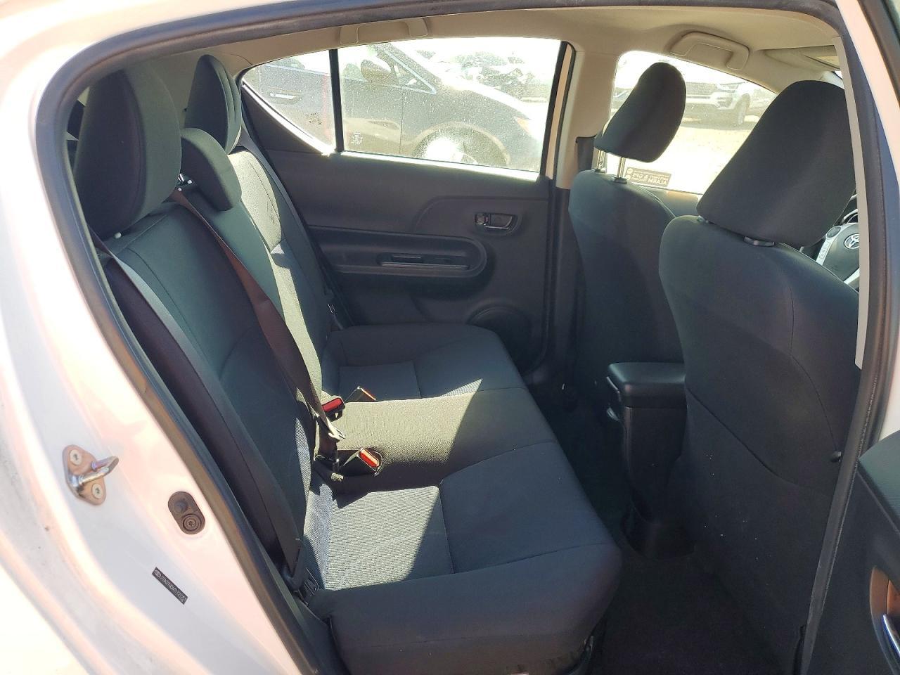 2016 TOYOTA Prius c