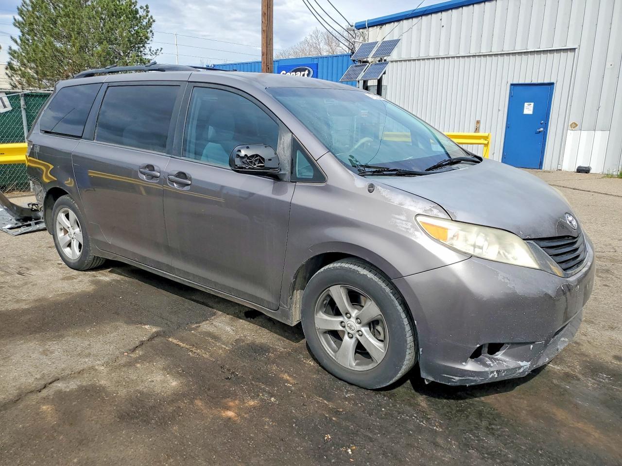 2011 TOYOTA SIENNA