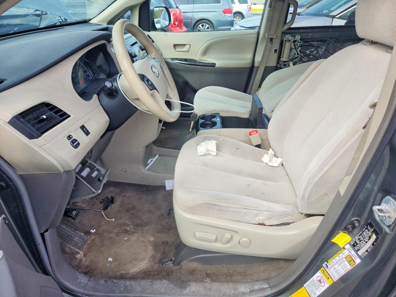 2011 TOYOTA SIENNA