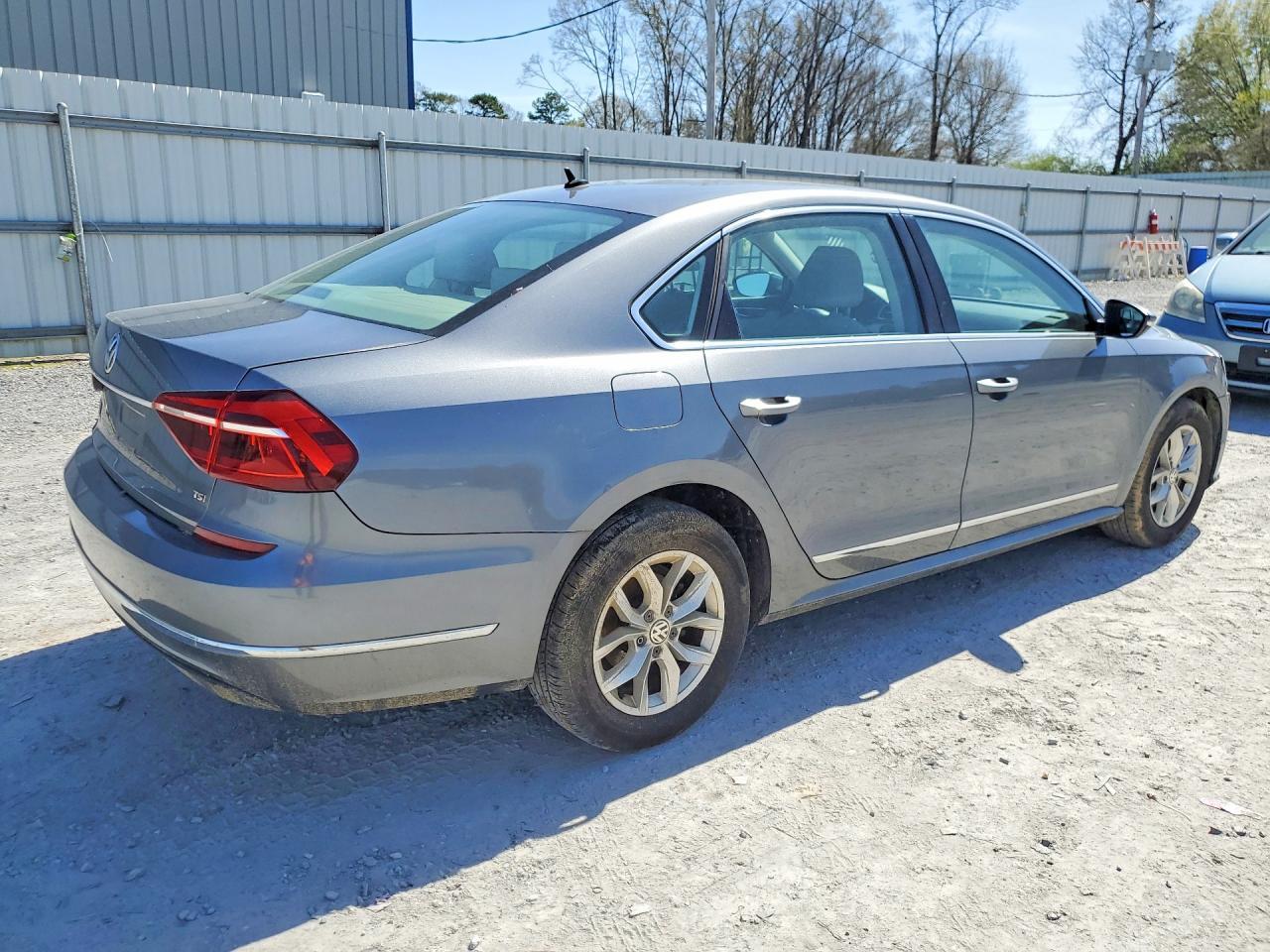 2017 VOLKSWAGEN Passat