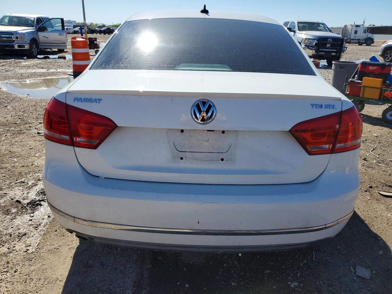 2014 VOLKSWAGEN Passat