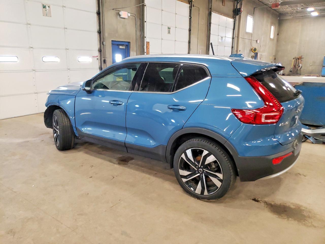 2024 VOLVO XC40