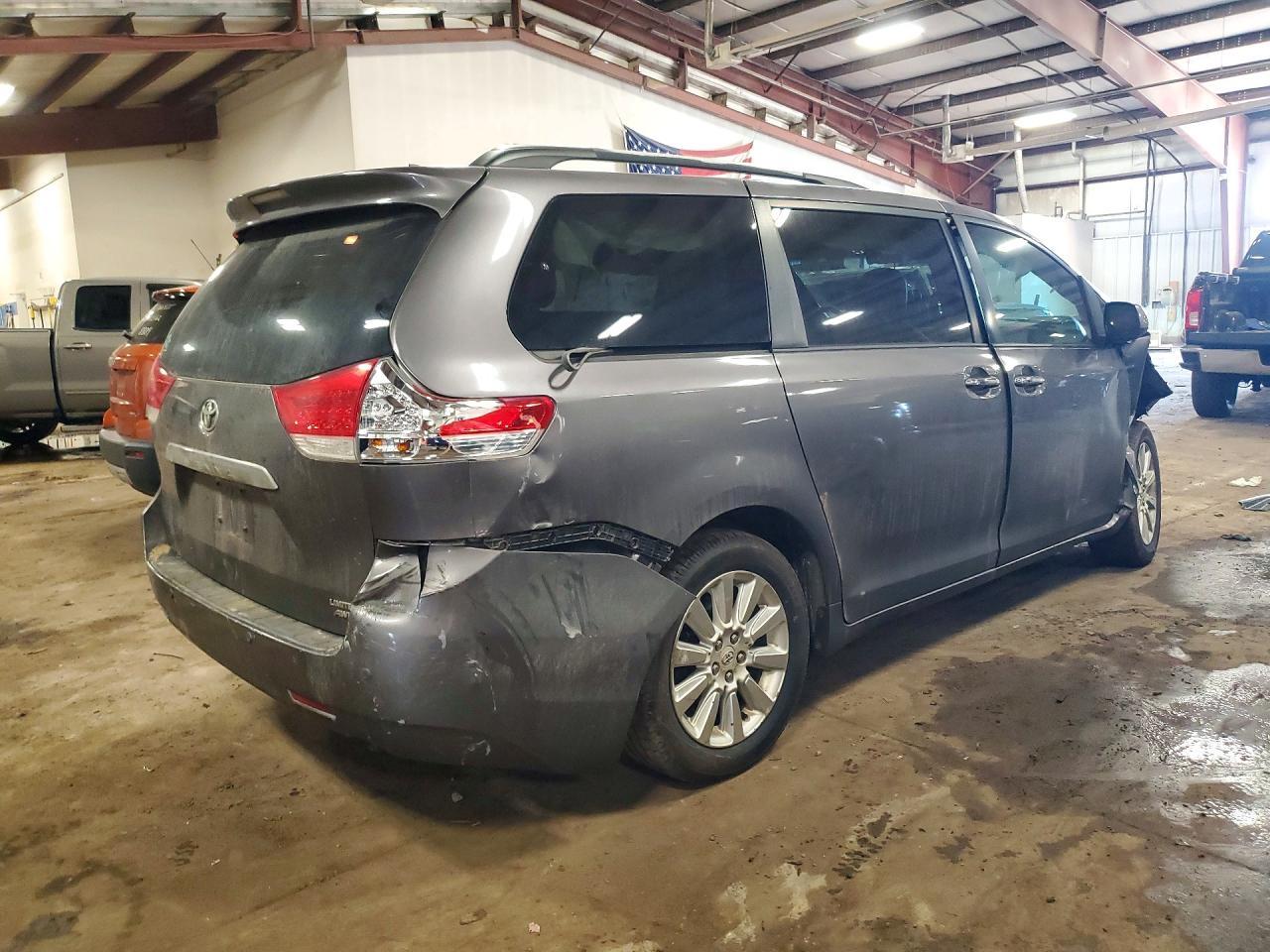2011 TOYOTA SIENNA