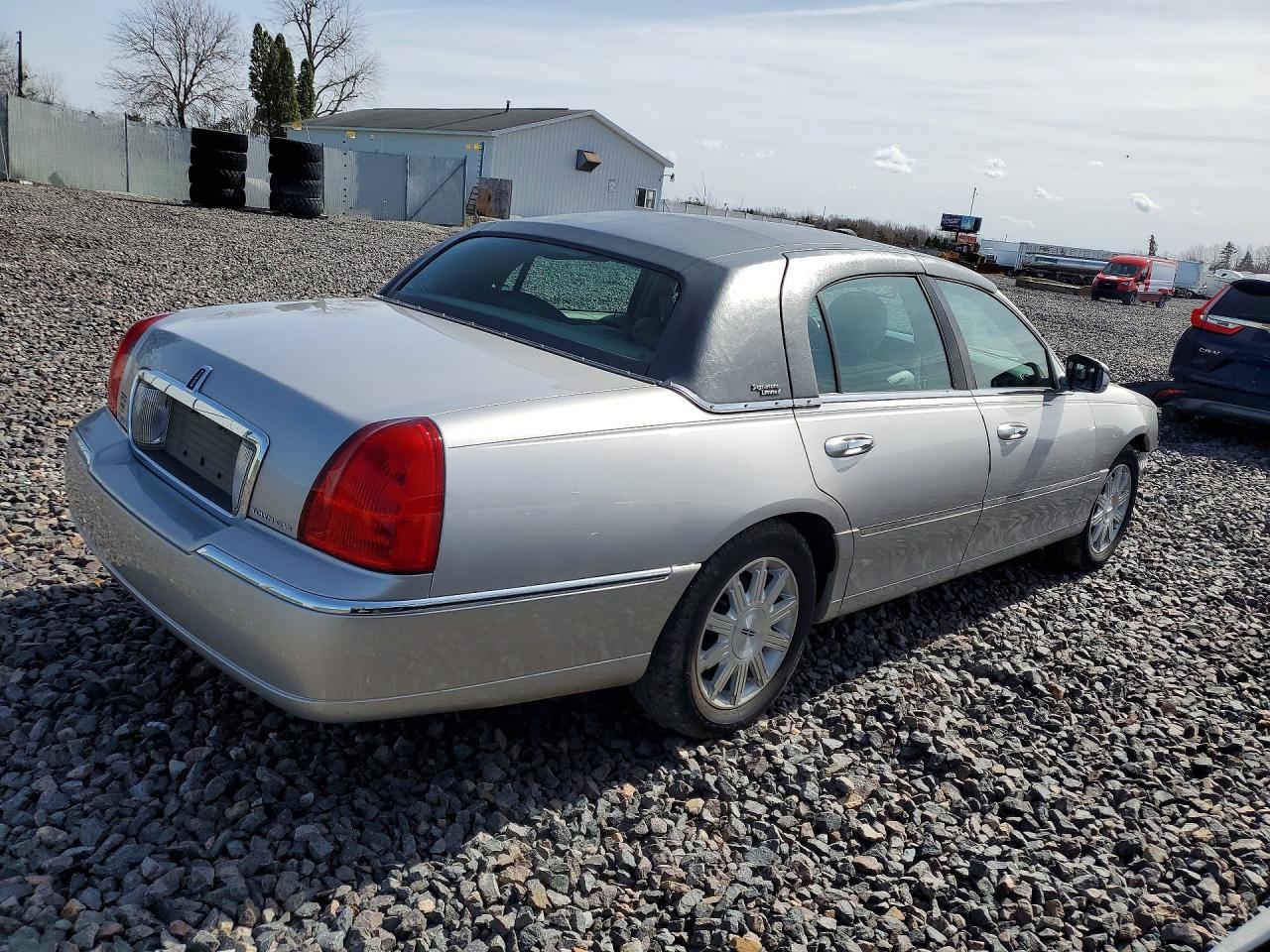 2010 LINCOLN Town Car